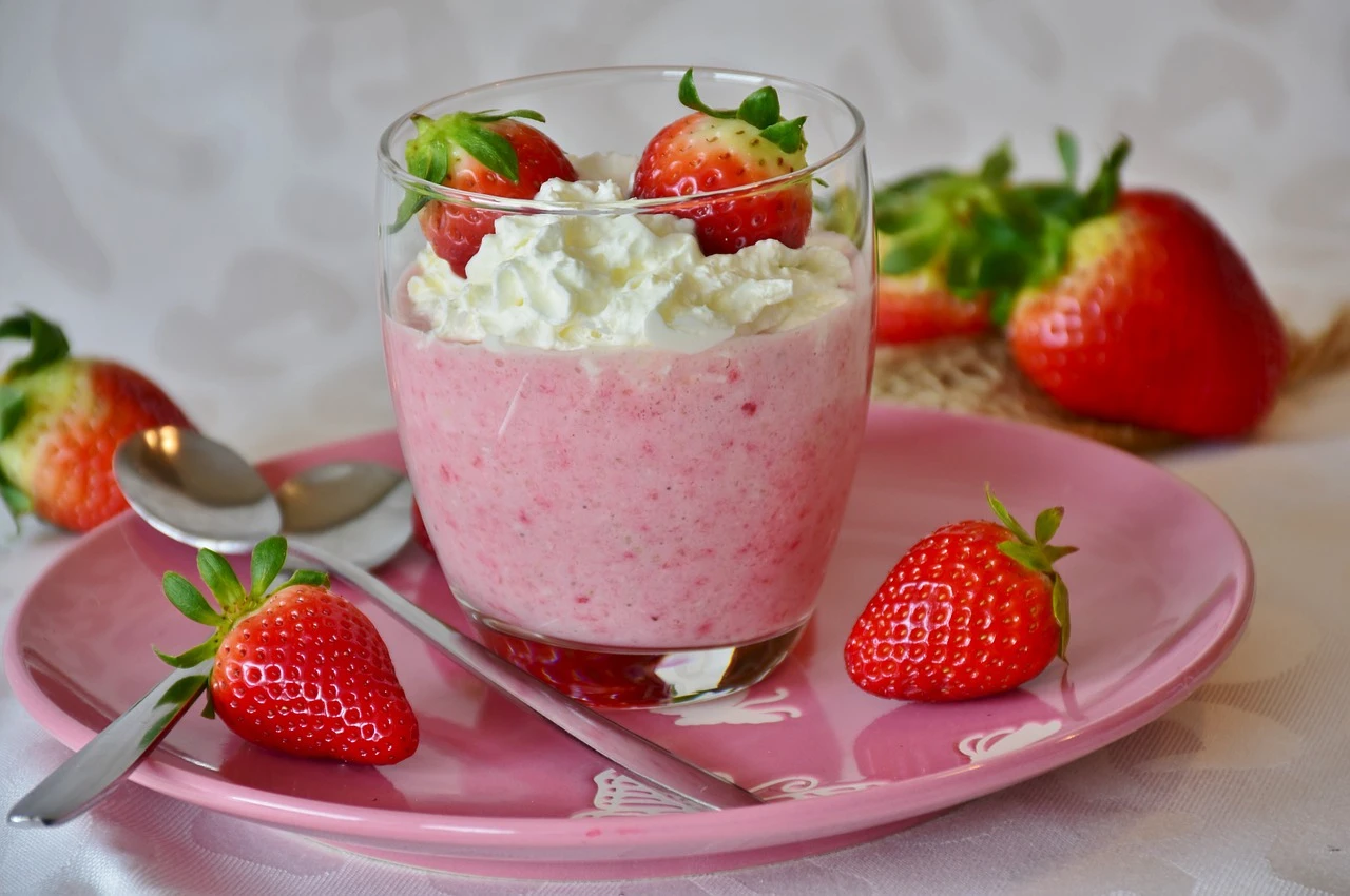 Minuman Protein Tinggi dengan Yogurt dan Strawberry untuk Menurunkan Berat Badan